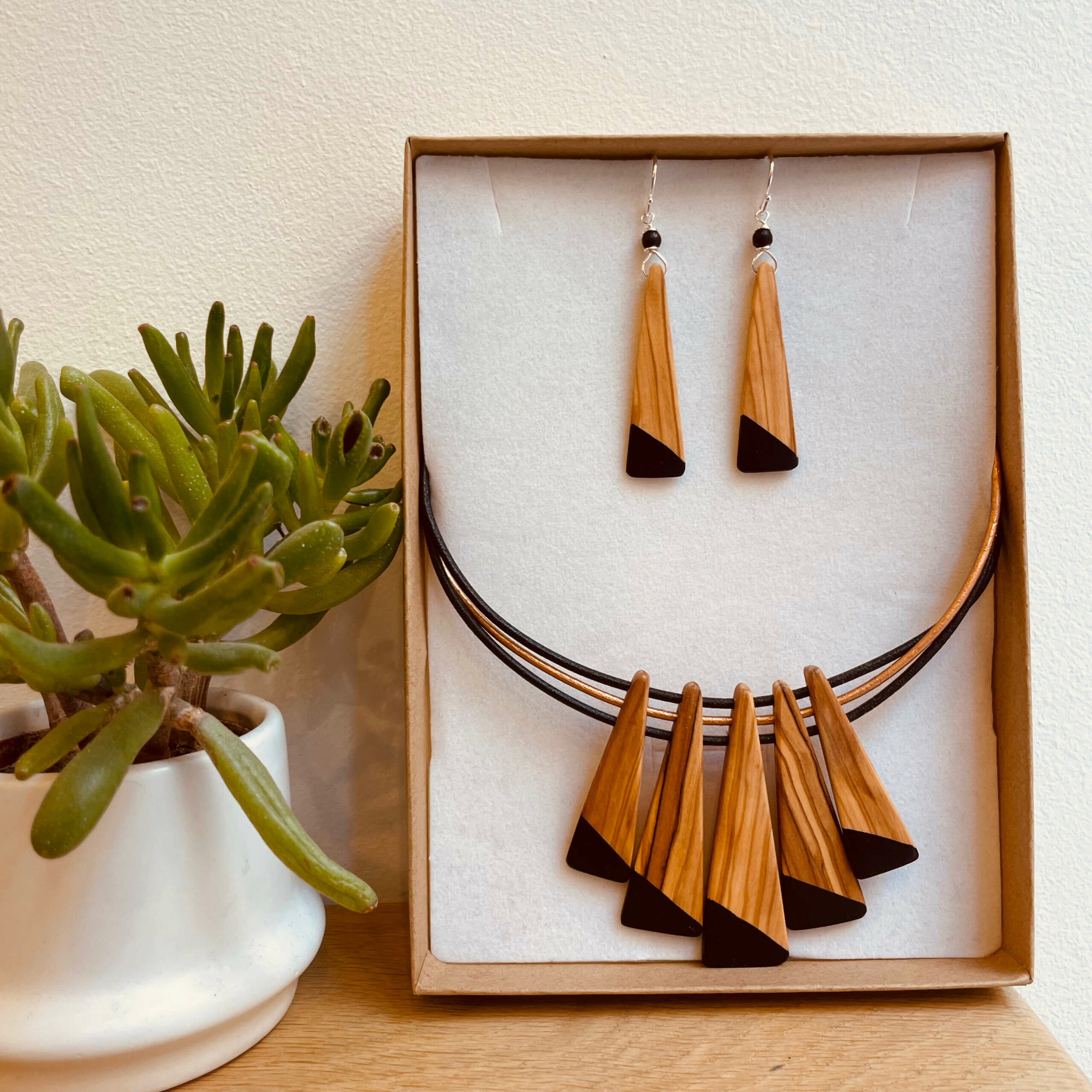 parure lamelle bois peint couleur noir rootsabaga bijoux naturels