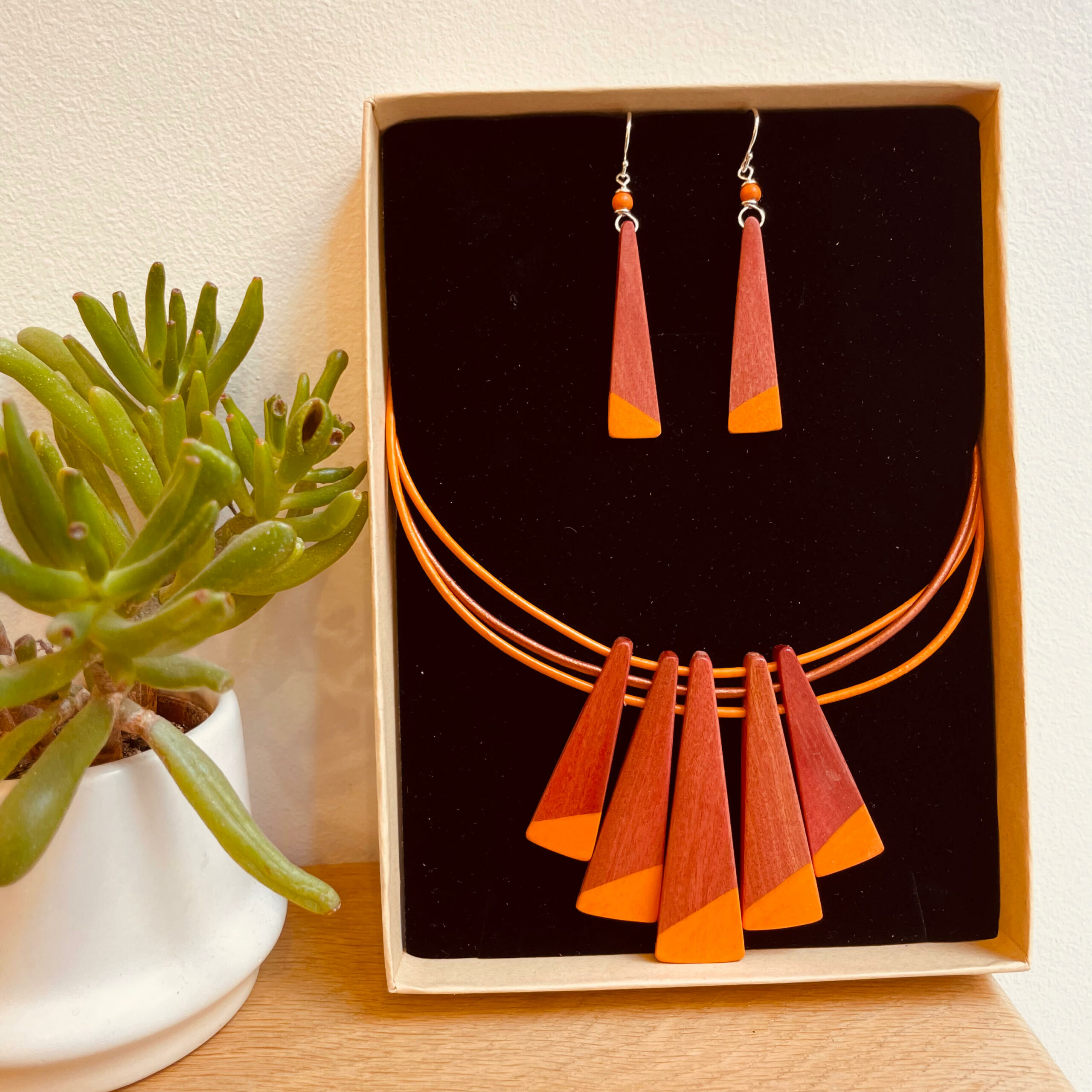parure lamelle bois peint couleur orange rootsabaga bijoux naturels